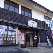 土産屋のビールカウンターで（館は何処？）