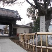 横浜の青木橋の近くの本覚寺です。