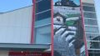 駅舎も新しくなり、安土城が描かれています。　織田信長の銅像もある!