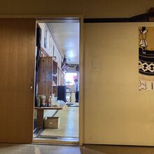 混んでて奥の座敷に押し込められた～