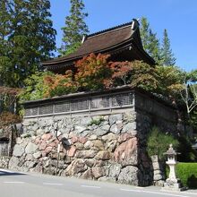 高い石垣の上にある六時の鐘