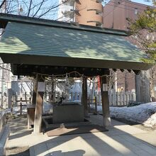 手水舎の奥には…