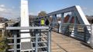 橋の上には線路の跡