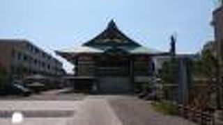 広い境内と立派な本堂がある寺院