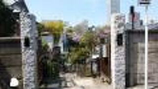 高低差のある境内をもつ寺院