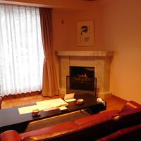 暖炉のある洋室がついています。