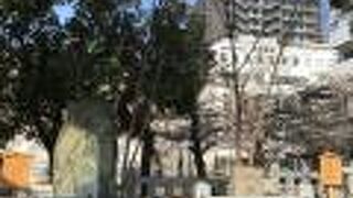 石を積み重ねた上に石碑