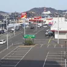 ホテル前には大きな駐車場あり。遠景は船岡平和観音が立つ小山。