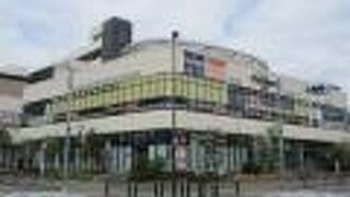 スーパーも入っている商業施設です