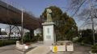 隅田川を見下ろしている