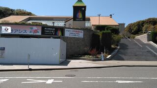 観光客で店内、店外とも賑わいあり