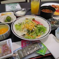 ブッフェ式の朝食　料理をお皿に盛りつけ　