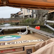 赤いハートの橋の下は屋根が下がります！何回も下がりましたよ(