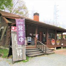 ログハウス風のお店です