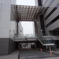 姫路駅南口徒歩3分。日航ホテル右脇の屋根下通路が近道。
