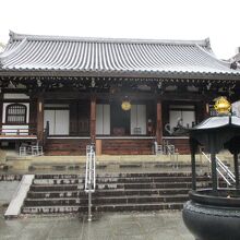 雨の早朝で静寂の中