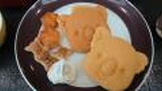 ここでしか味わえないコアラのマーチくんのパンケーキやガーナチョコレートを使った濃厚チョコレートドリンクがおすすめ！