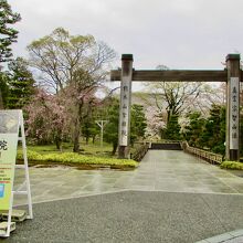 この門の奥に見えているのが金堂