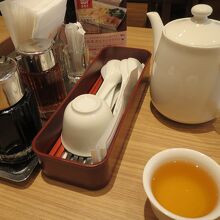 ジャスミン茶で料理を待つ