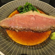 ローストビーフはステーキのよう　定食で２２００円