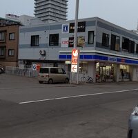 向かいのコンビニエンスストア