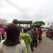 行列のできるパン屋さん