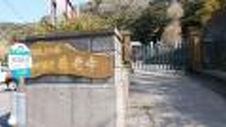 赤が目立つ本堂があるお寺