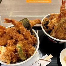 江戸前天丼（左）、上天丼（右）