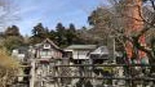 たくさんの石仏が並んでいる