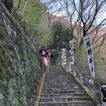 階段の先に拝殿がある