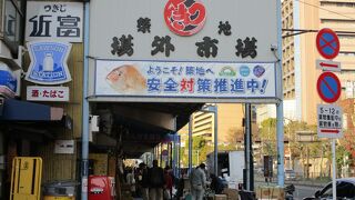 朝早くから賑わう市場