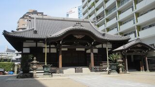 お洒落な店やブランドショップに囲まれています