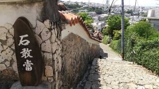 石畳の急な坂は旅の定番