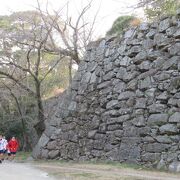 石垣の横をランニング、頑張ってねぇ