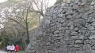 石垣の横をランニング、頑張ってねぇ