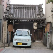 繁華街の小さなお寺