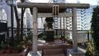 亀島川に架かる南高橋の脇に鎮座している神社