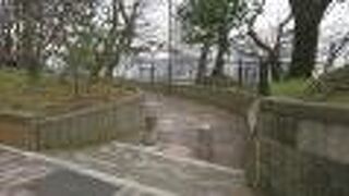 外濠沿いに整備された公園