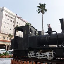 後ろのビルが宇和島駅のビル。駅前には蒸気機関車もある。