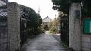 本郷通り沿いにある浄土宗寺院