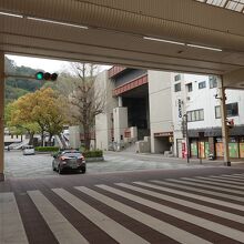 広い道の上にもアーケードが付いていた