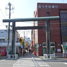 銀行と銀行の間にあります