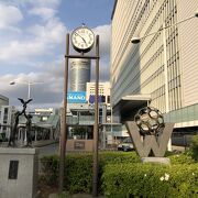 新横浜駅のロータリーにあります