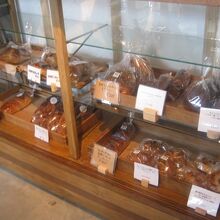 美味しそうなパンがたくさん並んでいます