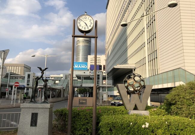新横浜駅のロータリーにあります