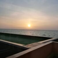 ホテル４階からの琵琶湖に沈む夕日