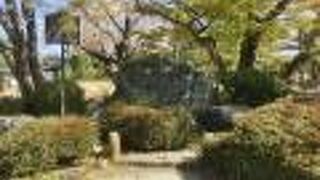 時計台の傍らに