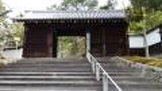 重厚感漂う門構え