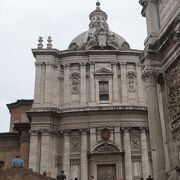 古代ローマの政治の中心地に建つ教会