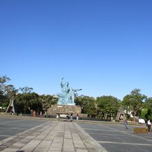 折り鶴の塔　（平和祈念像の左横）
